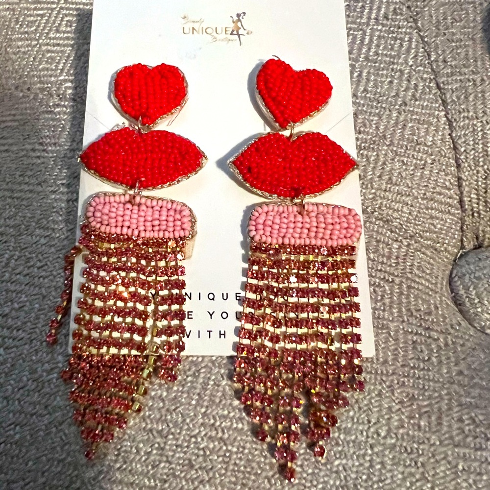 Adorable Valentine lip earrings w/pink rhinestones
